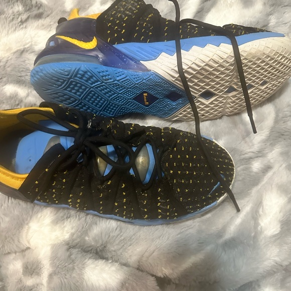 Nike LeBron 16 Low SuperBron Basketball - Picture 3 of 4